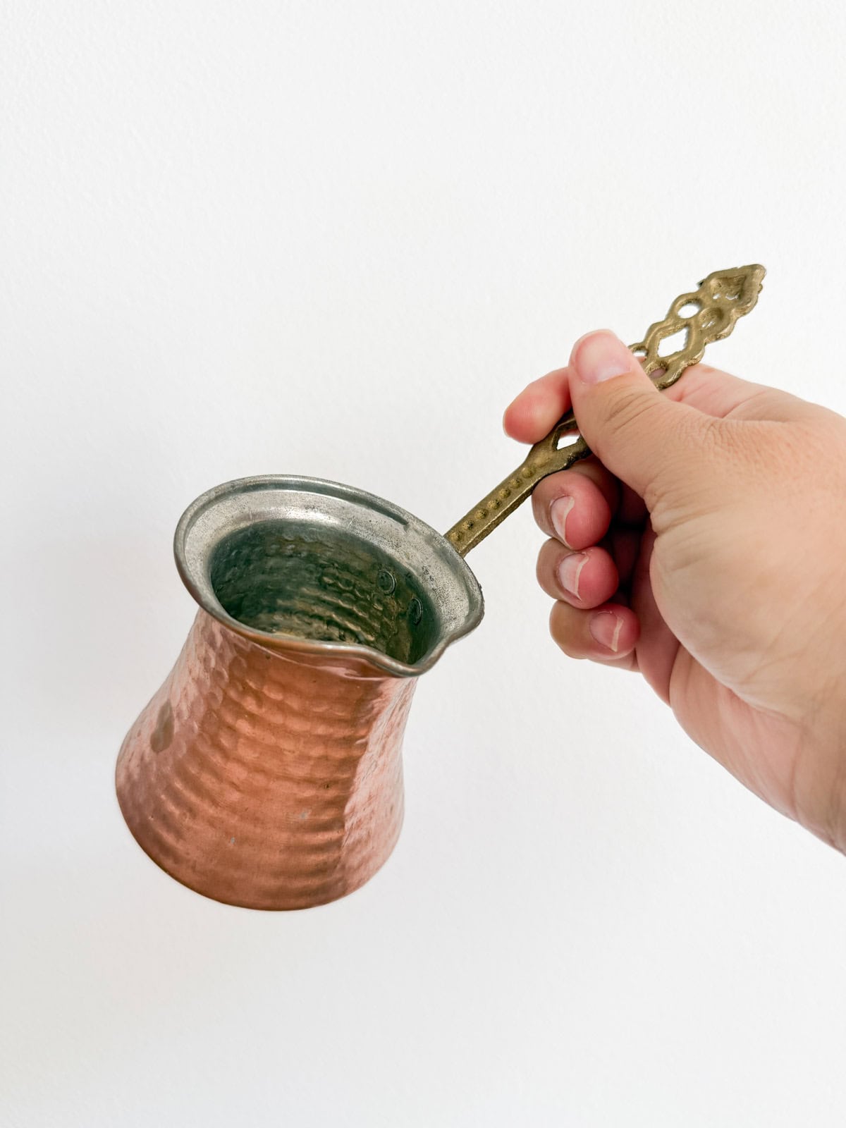 hand holding a rakweh