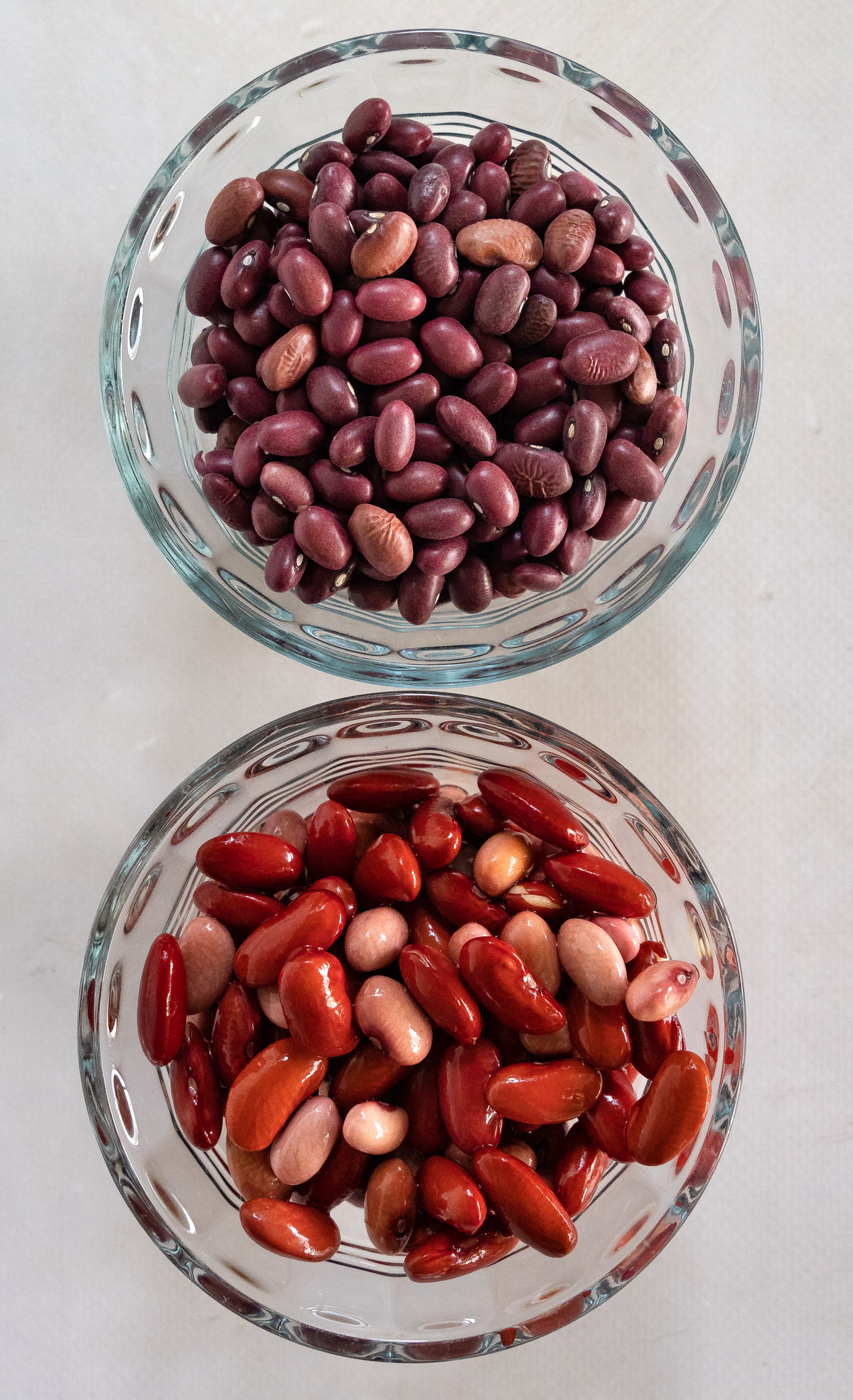 dry and wet red kidney beans in two bowls