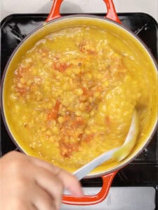 combing cooked yellow split peas and tomato sauce