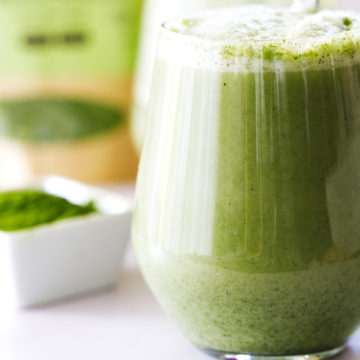 Moringa latte with powder in the background