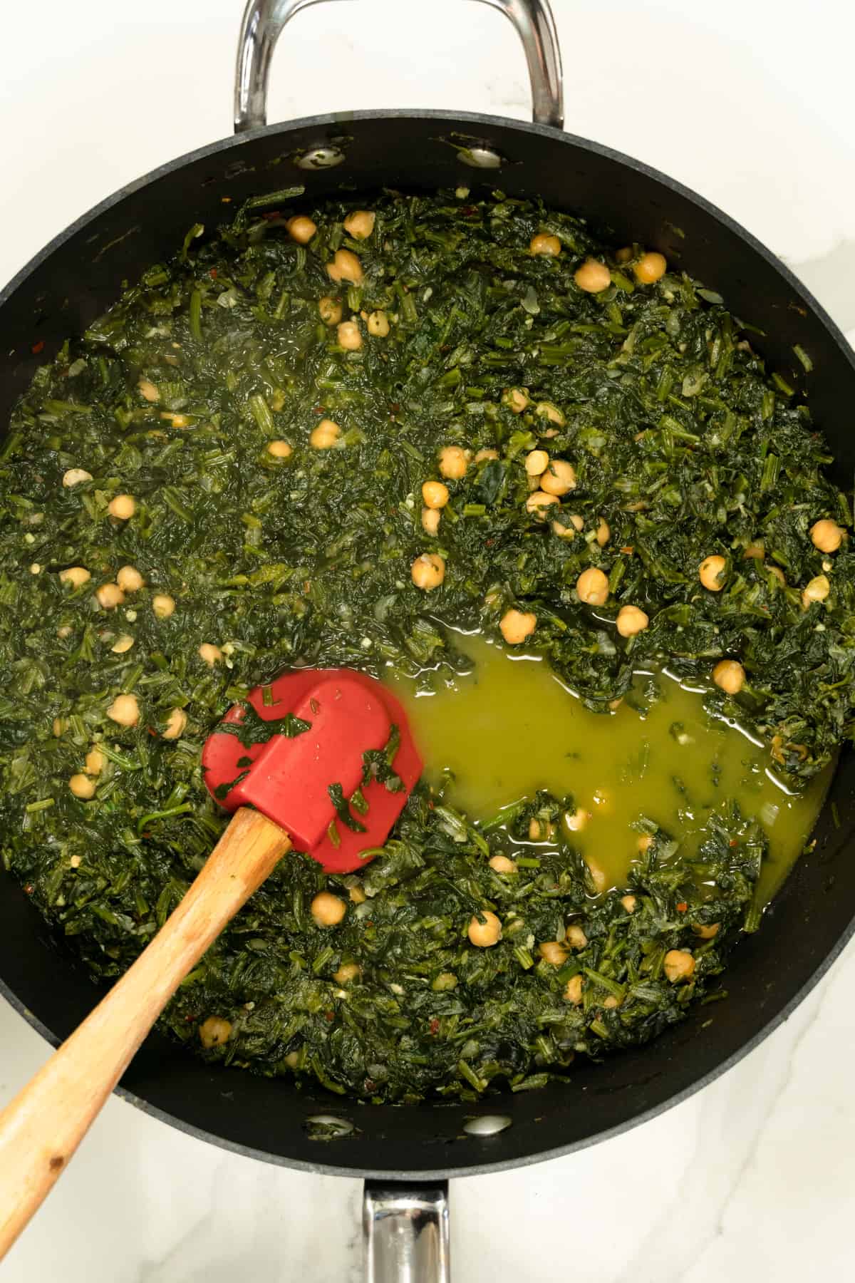 spinach and chickpea stew in a black pot