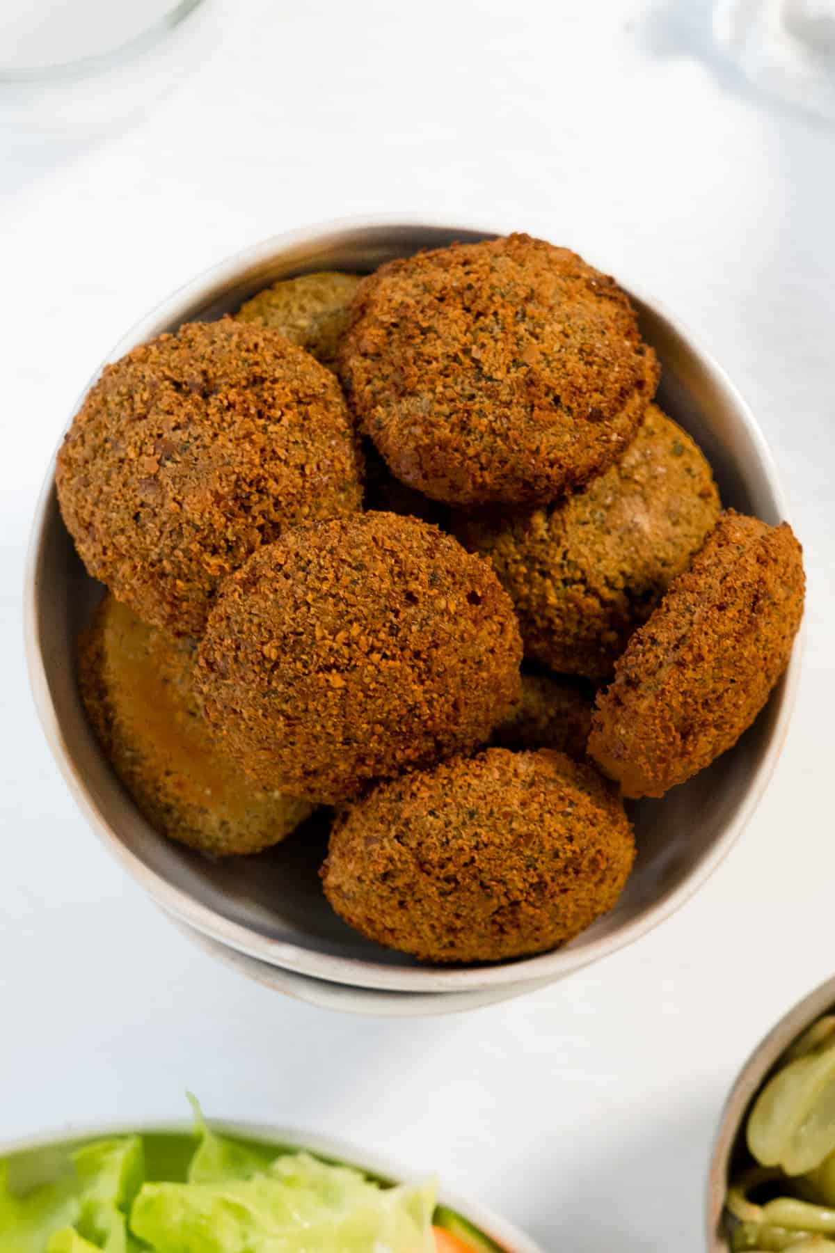 một cái bát trắng với một đống falafel