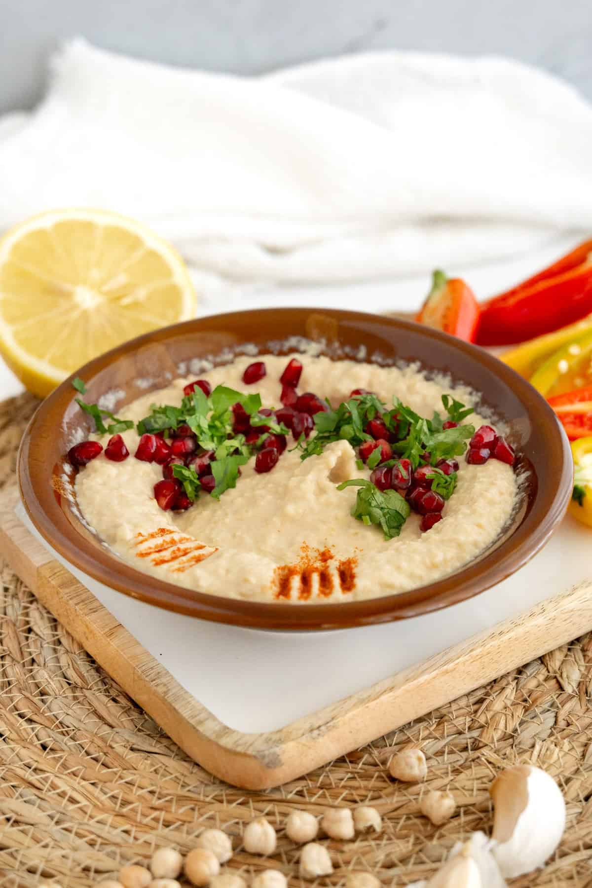 một góc nhìn từ bên cạnh của một bát hummus mộc mạc