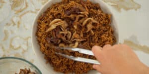 putting mushrooms over sayadieh rice
