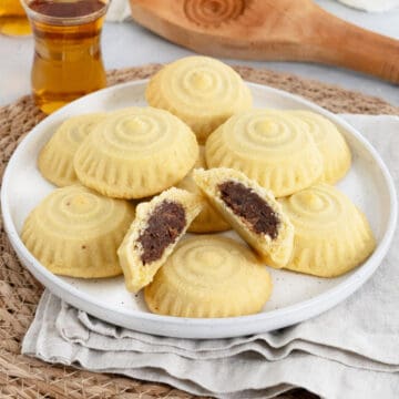 date filled maamoul in a plate