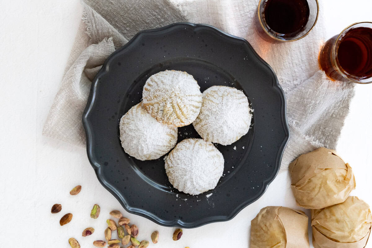 maamoul covered in confectioners sugar in a plate