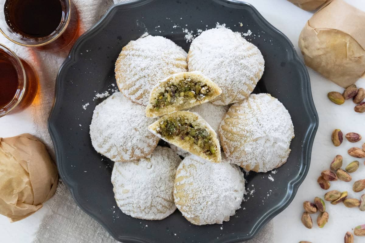 maamoul with pistachios in a plate with one cut open