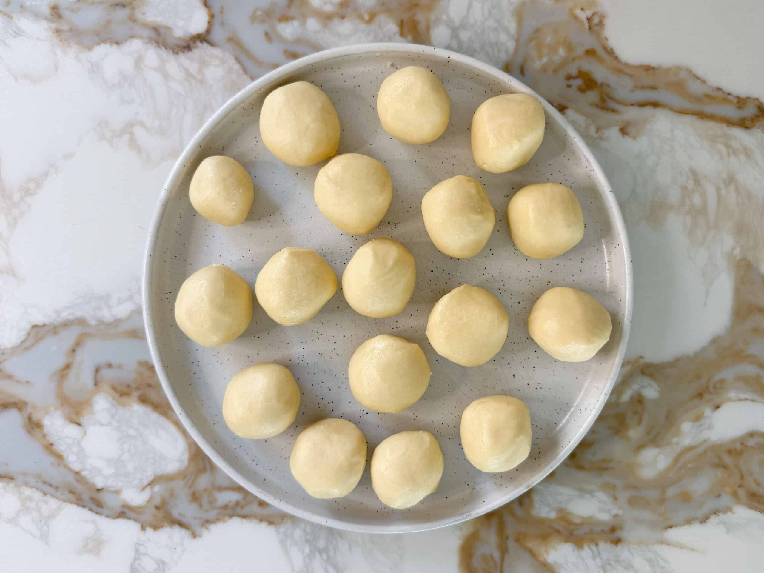ghraybeh cookie balls in a plate